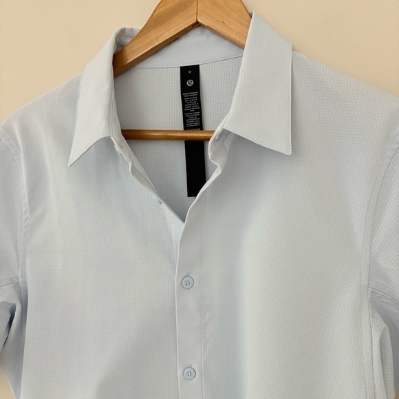 Lululemon Men’s Airing Easy Short-Sleeve Shirt Button Up Lightweight Blue Size M - Picture 4 of 15